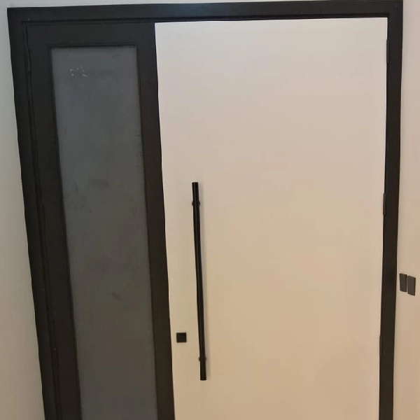 Modern Design Door Painted in Dubai Apartment